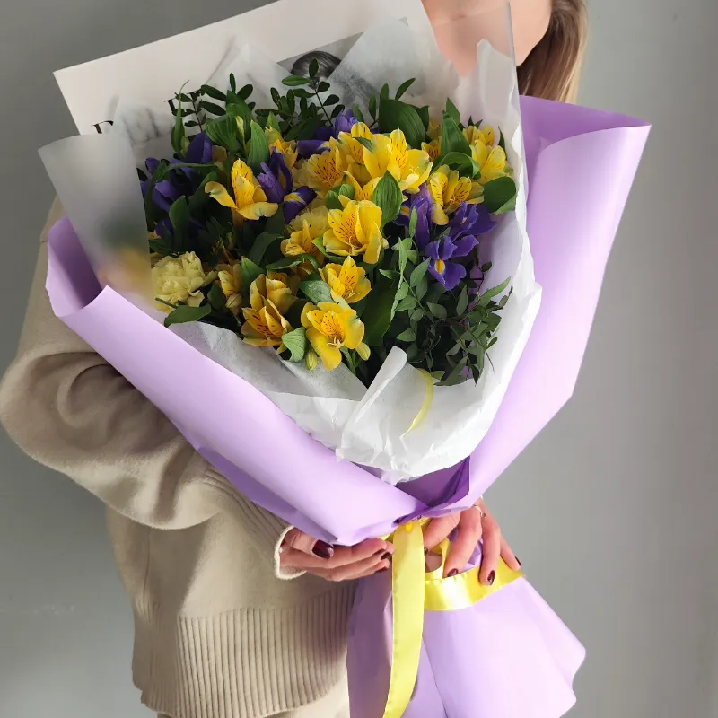 Букет из альстромерии и ирисов  2